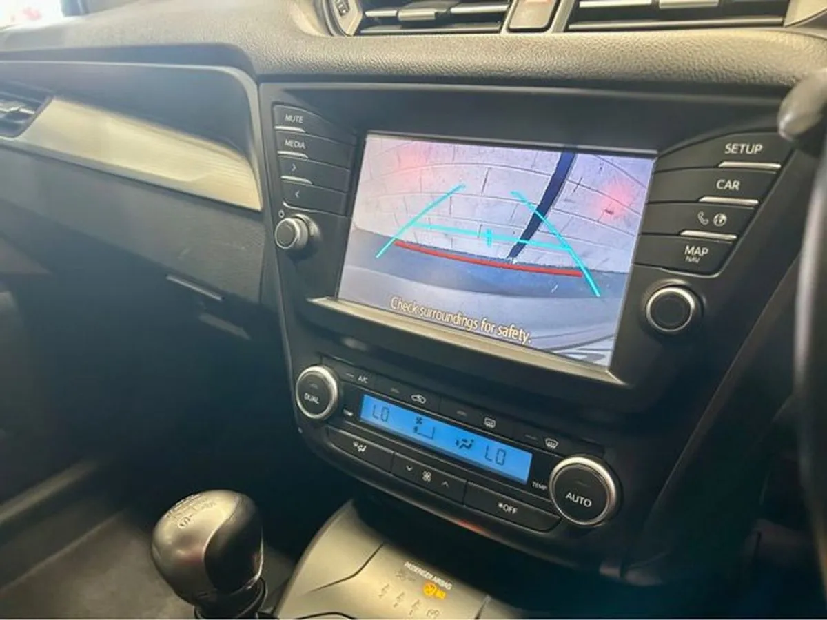 Toyota Avensis 1.6 D Luna NAV 4DR - Image 2