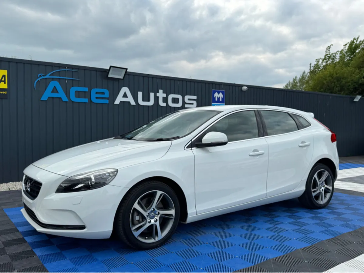 Volvo V40 **DEPOSIT TAKEN** LUXURY PACK - 2.0L DIE - Image 3