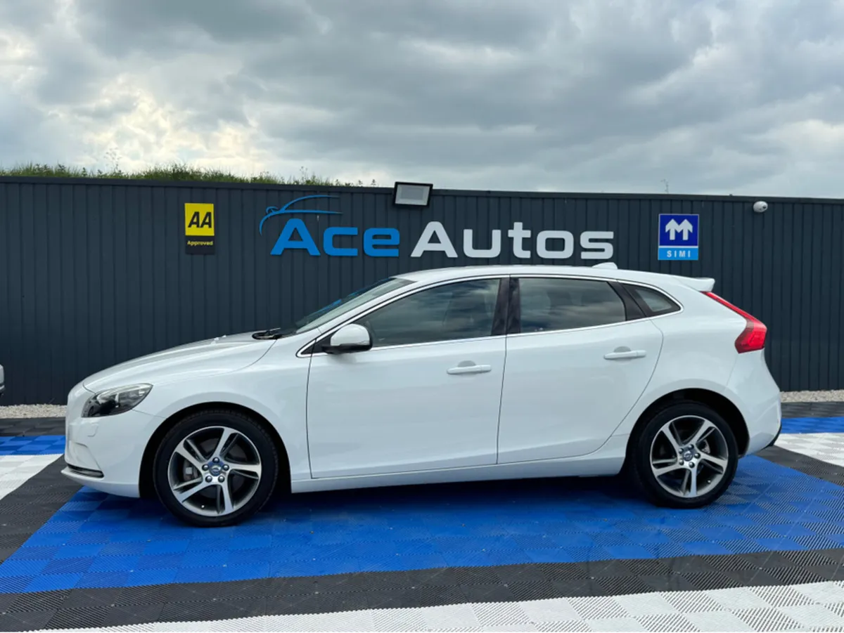 Volvo V40 **DEPOSIT TAKEN** LUXURY PACK - 2.0L DIE - Image 4