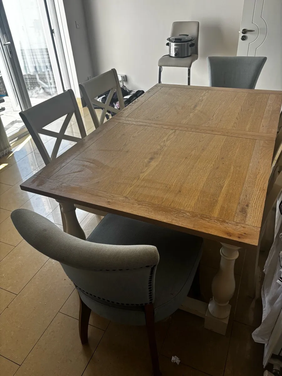 Kitchen table and chairs - Image 1
