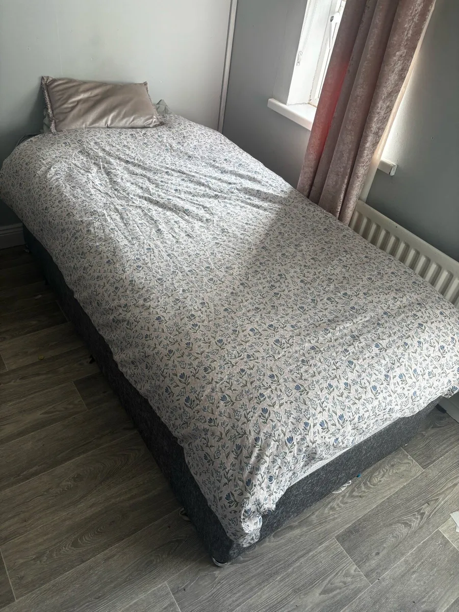 Two single beds and mattress - Image 2