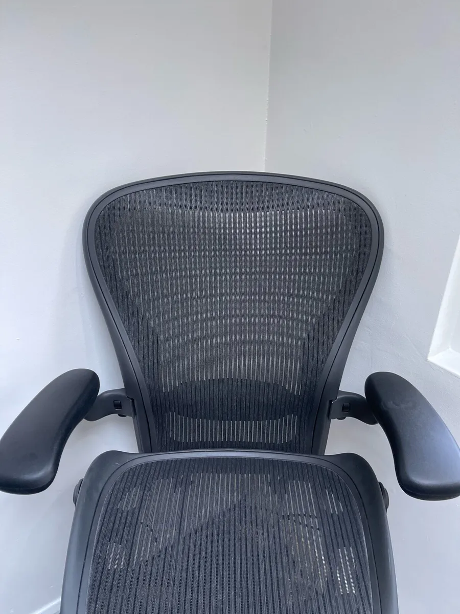 Herman Miller Aeron Size C office Chair - Image 2