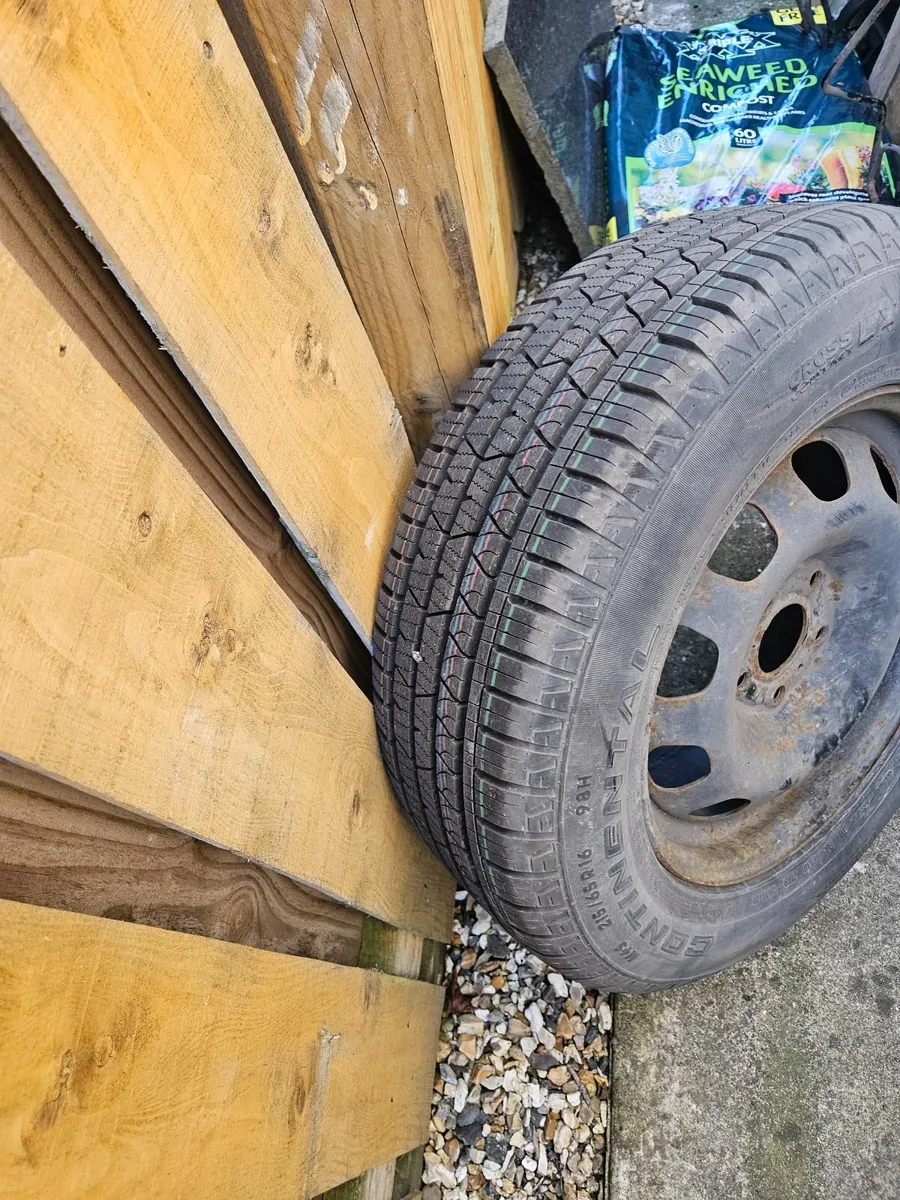 Dacia Duster spare wheel and mount - Image 3