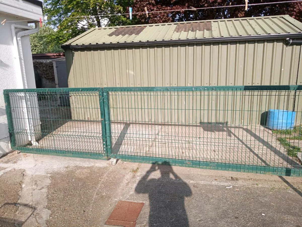 V fincing for sale - Image 1