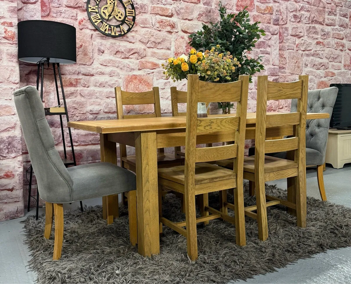 Extending oak kitchen table & 6 chairs/dining set - Image 1