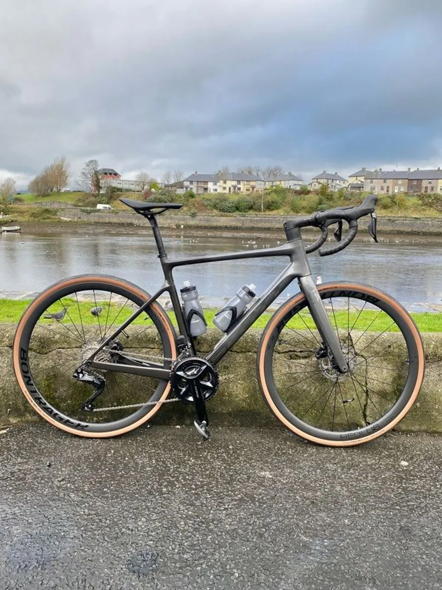 Scott Addict 20 Carbon Road Bike (Medium) - Image 1
