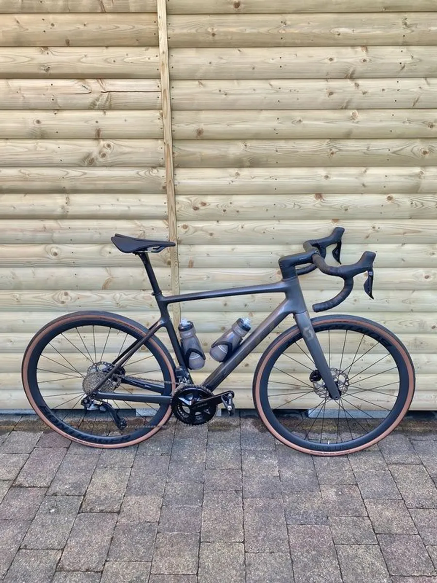 Scott Addict 20 Carbon Road Bike (Medium) - Image 2