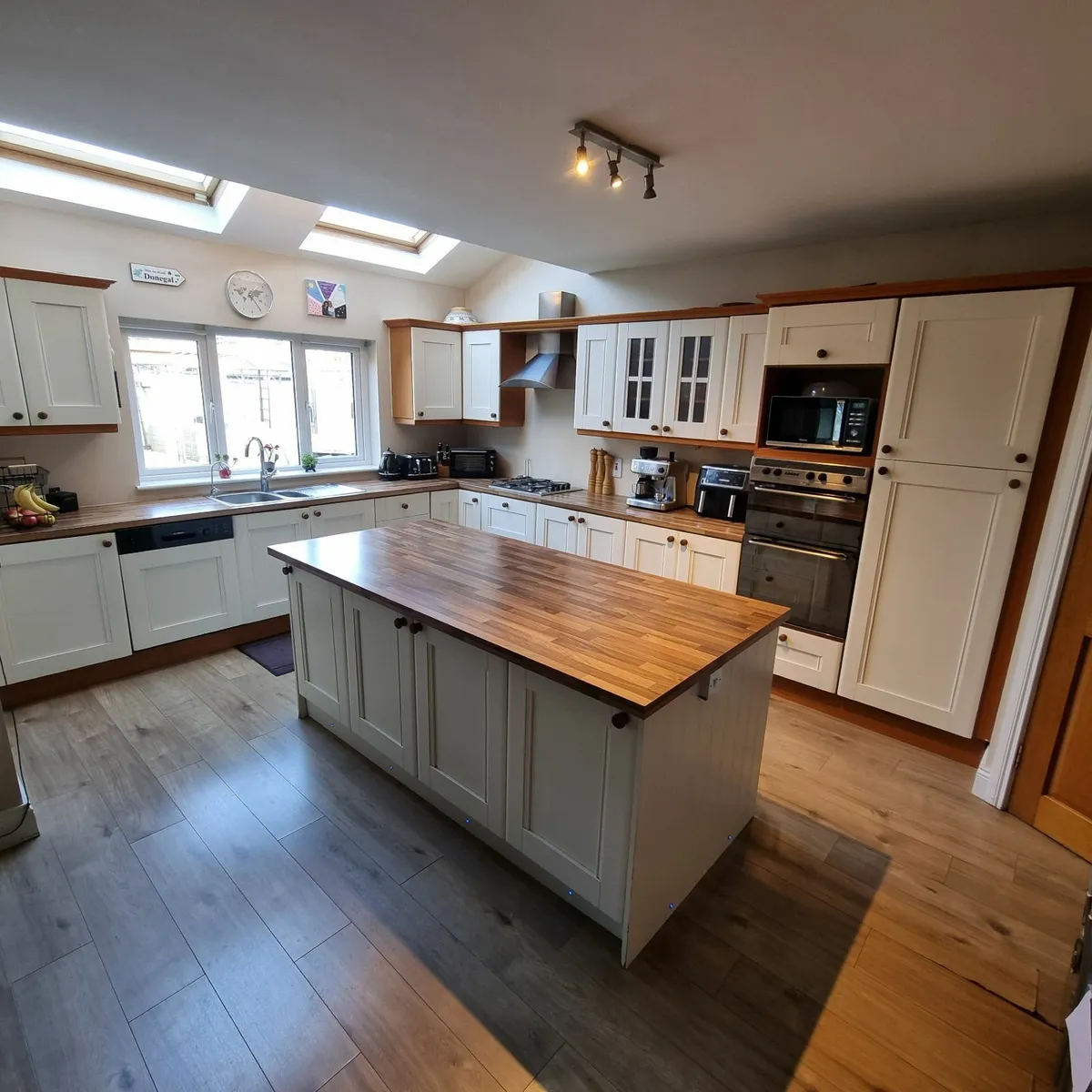 Large Shaker Style Kitchen + Appliances - Image 1