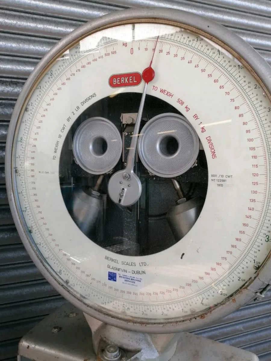 Old weighing scale - Image 1
