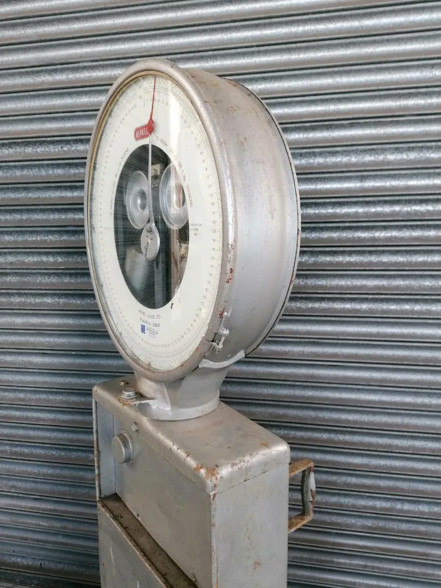 Old weighing scale - Image 2