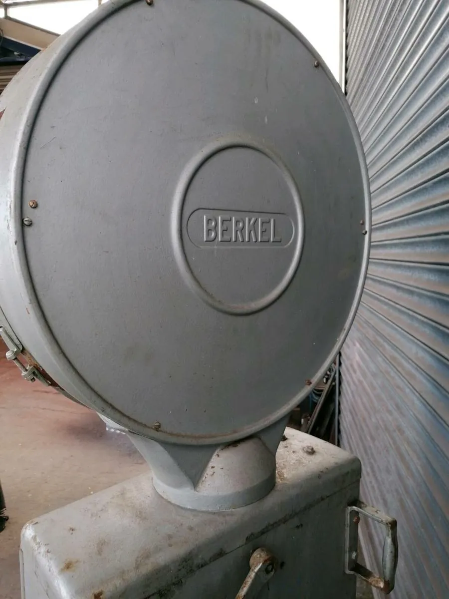 Old weighing scale - Image 3