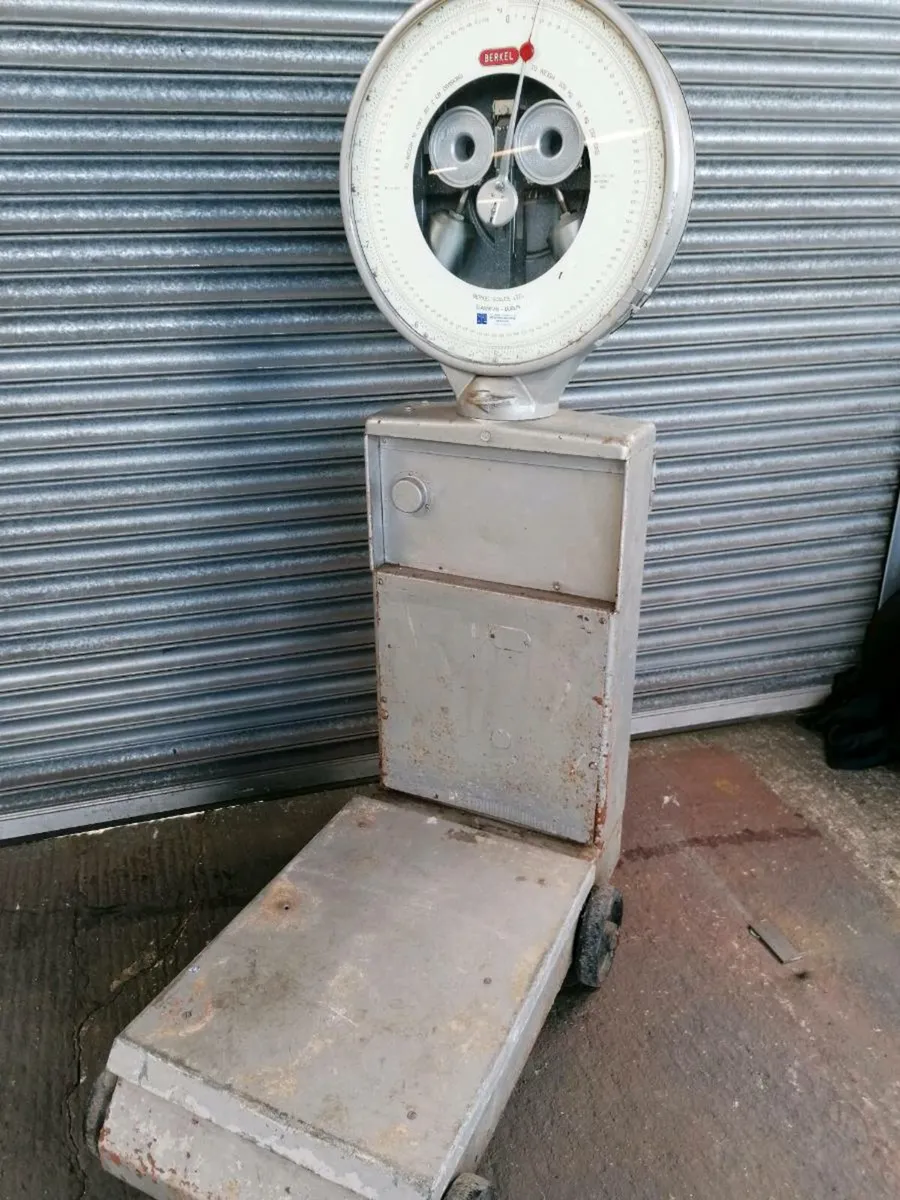 Old weighing scale - Image 4