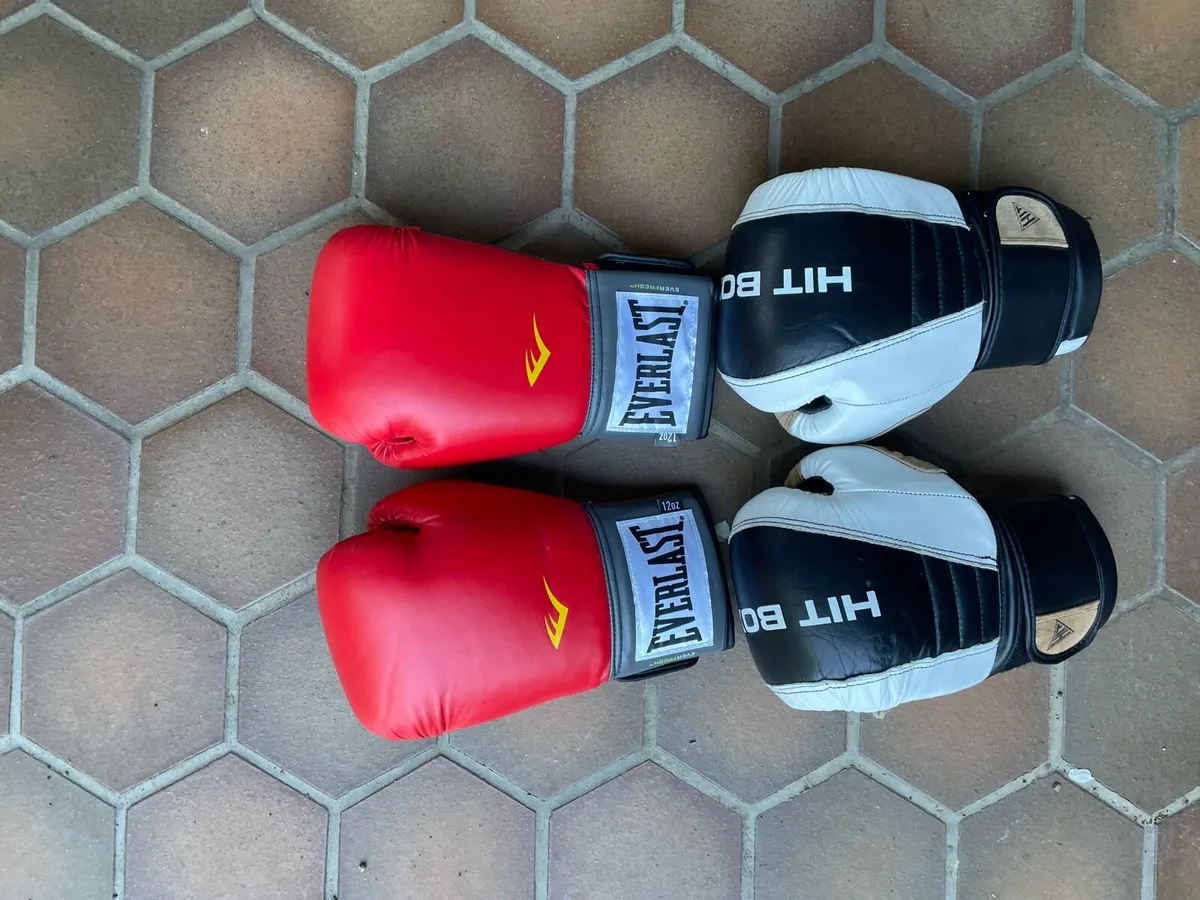 Hit boxing bag with 2 pairs of gloves - Image 3