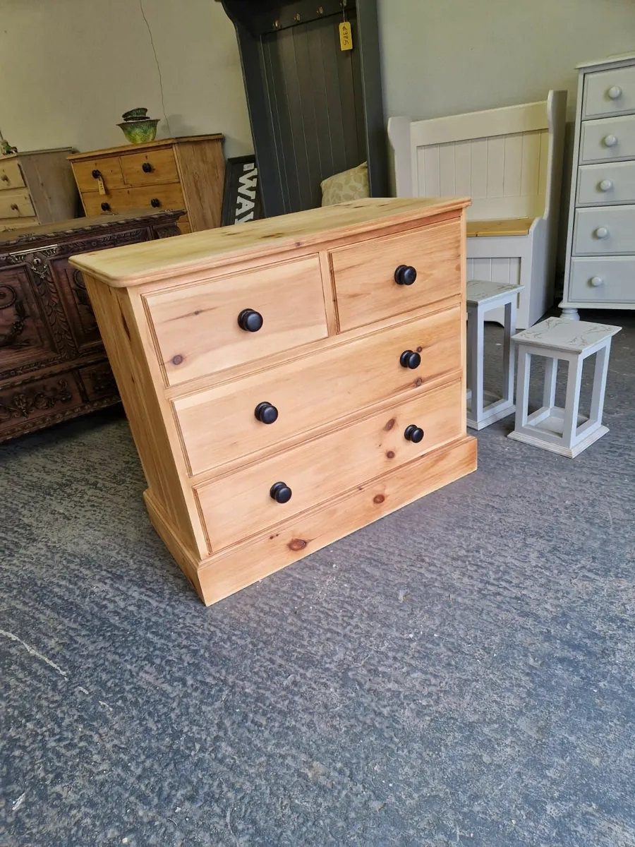 Vintage pine chest of drawers - Image 1