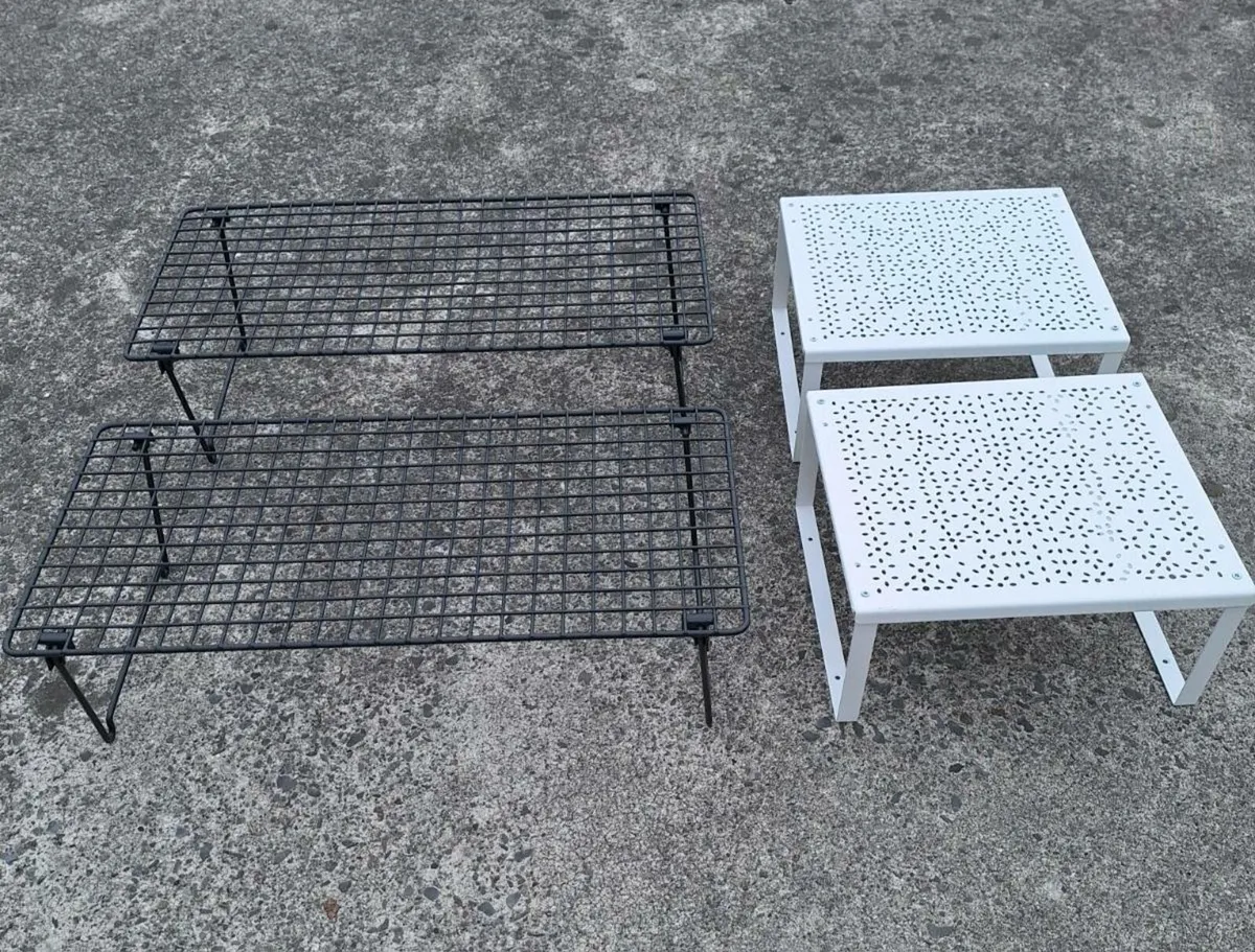 Four small metal shoe racks - Image 1
