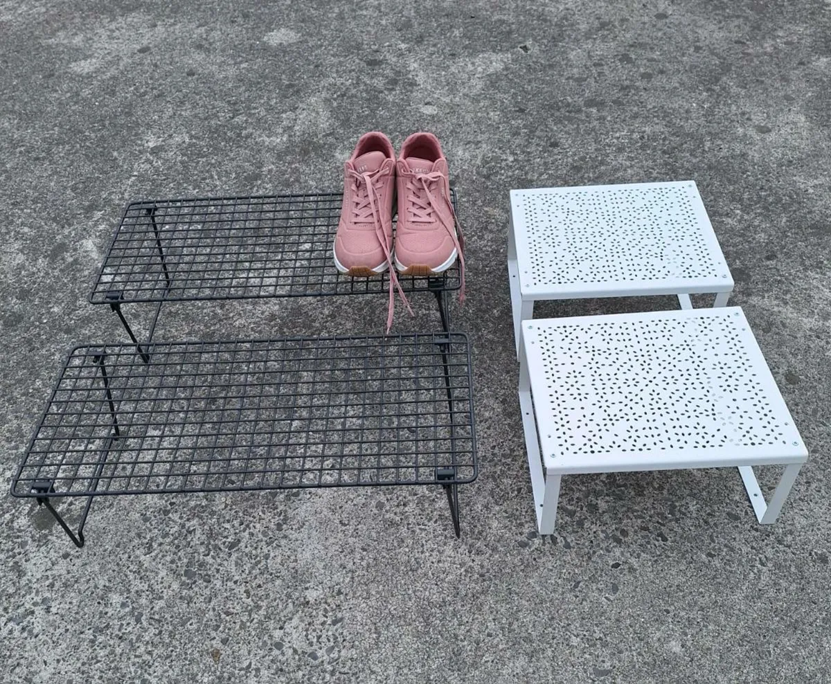 Four small metal shoe racks - Image 2