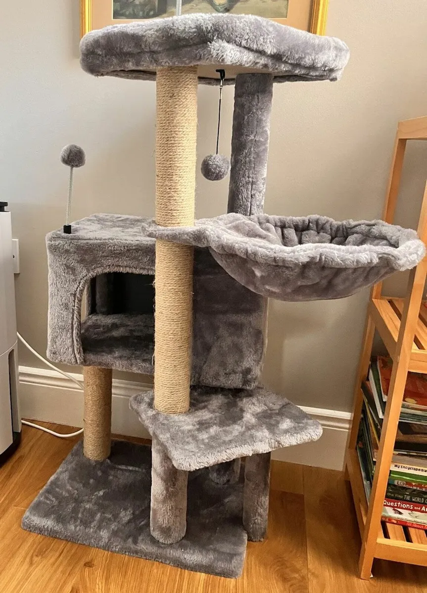 Cat Tree Tower with Cat Scratching Posts NEW
