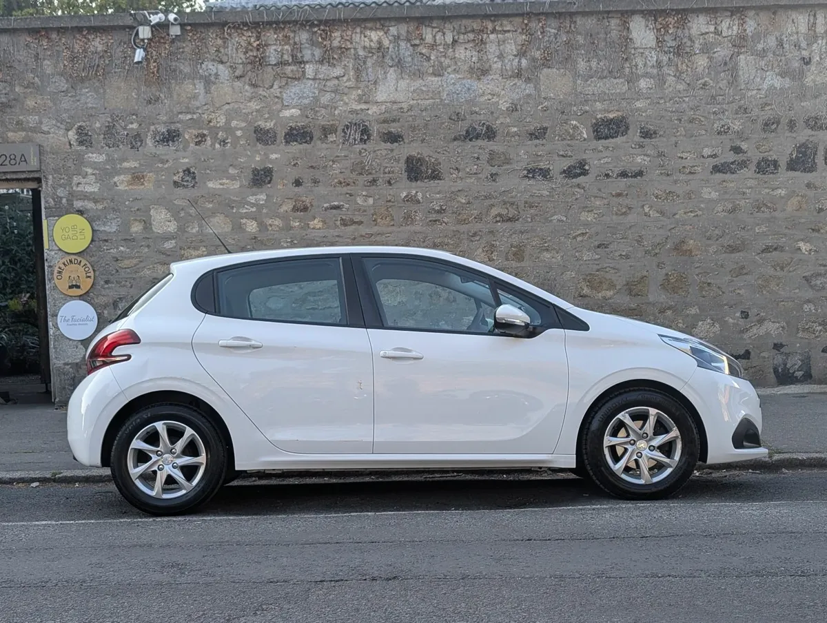 Peugeot 208 2016 - Image 1