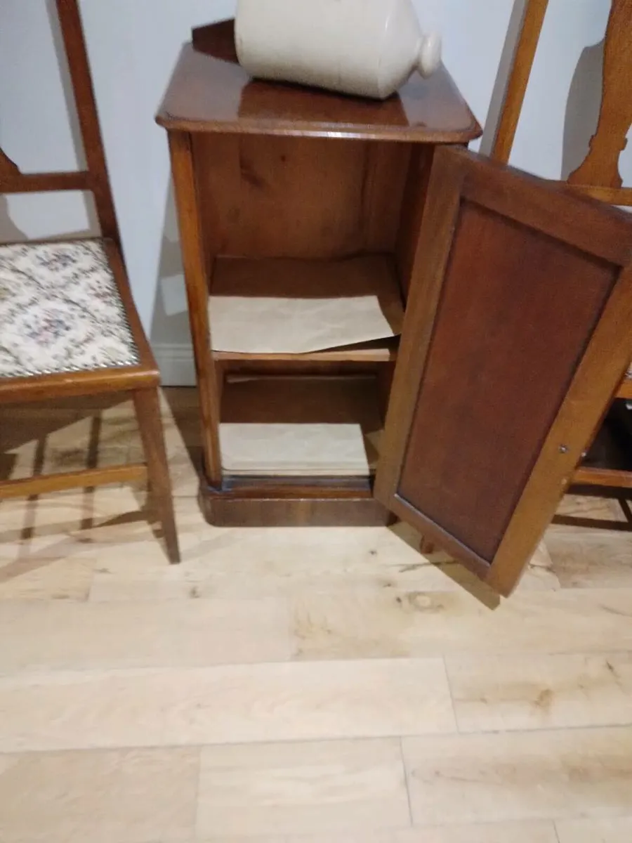 Chairs and locker - Image 2