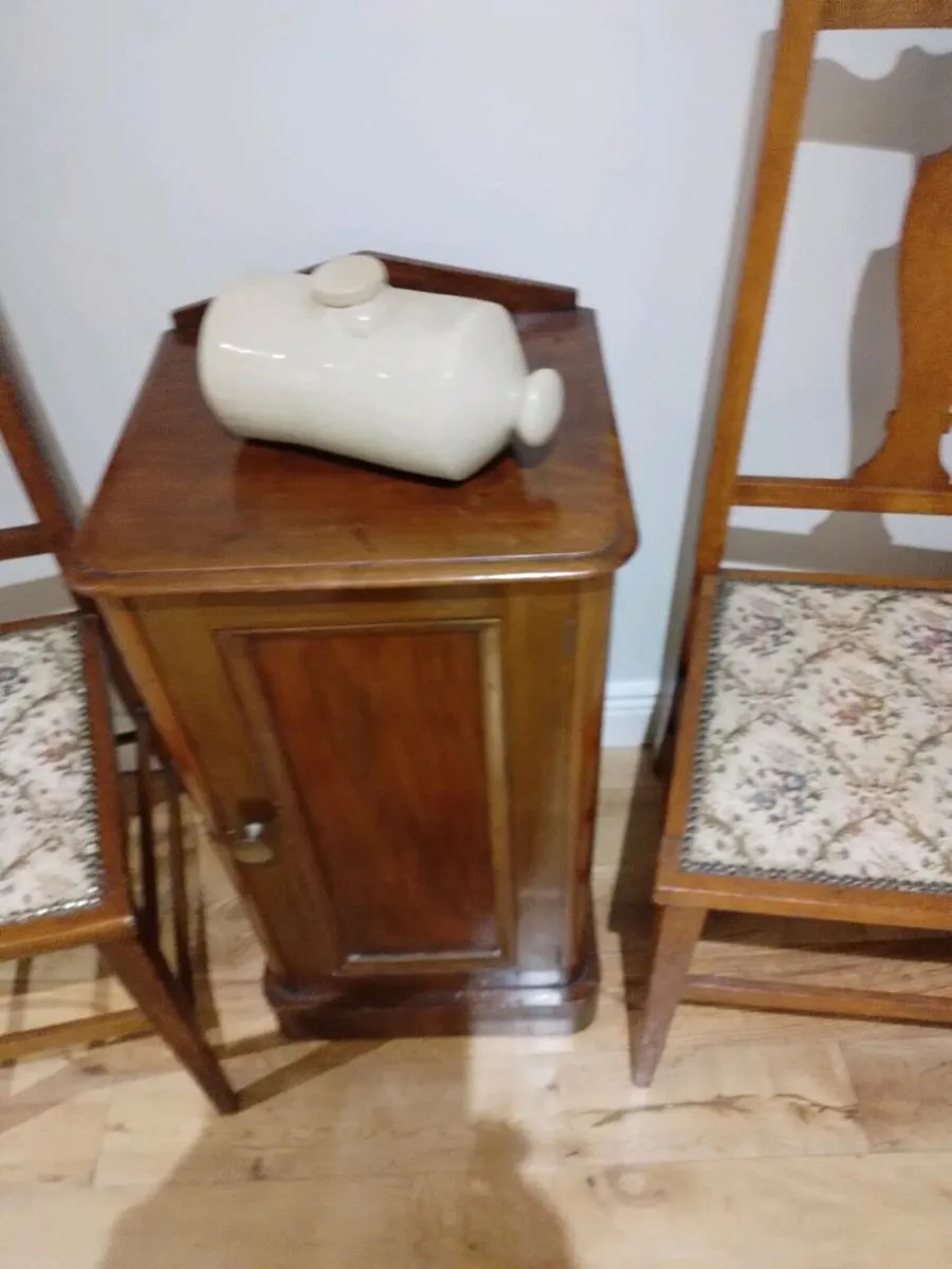 Chairs and locker - Image 4