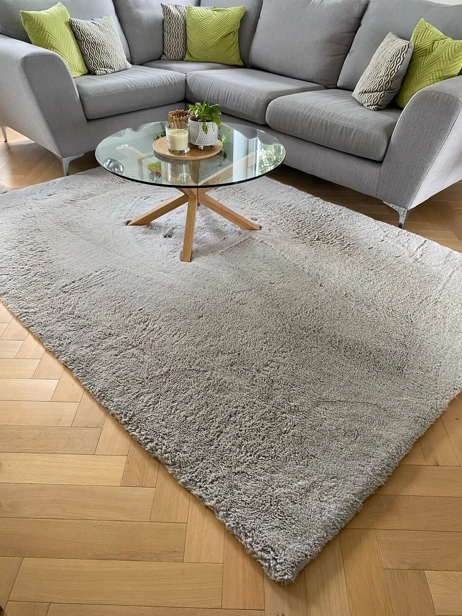 Grey rug and glass coffee table - Image 1