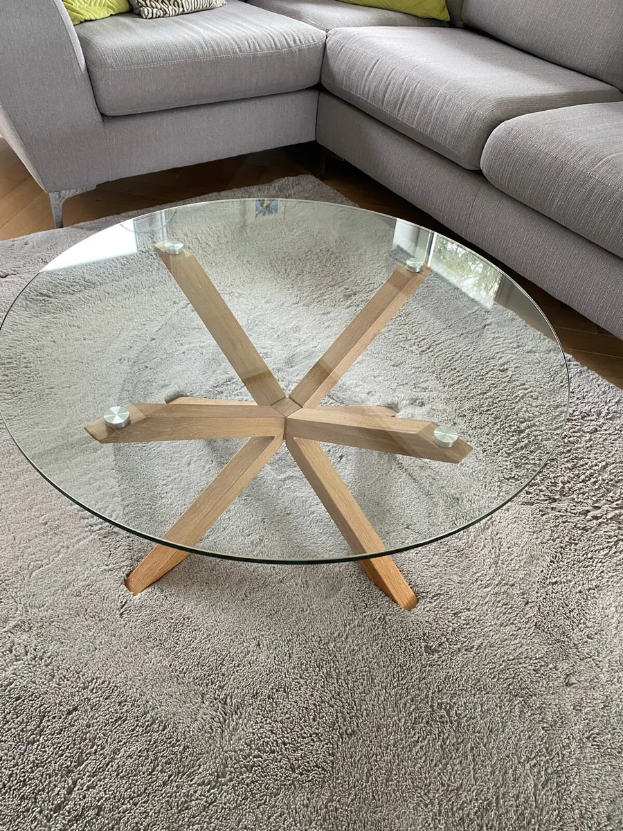 Grey rug and glass coffee table - Image 3