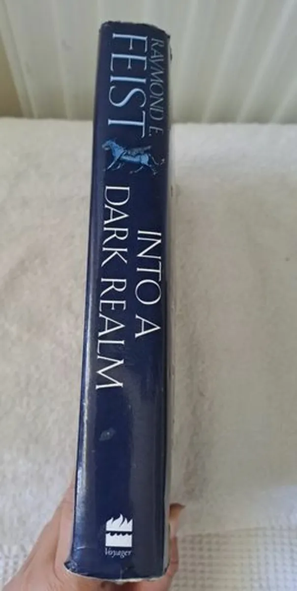 1st edition and signed Raymond E Feist - Image 4