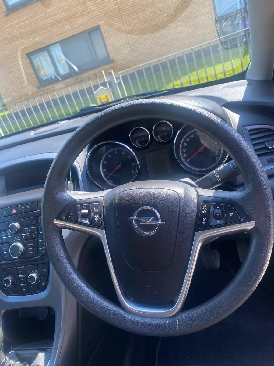 Opel Astra 2014 very low millage - Image 4