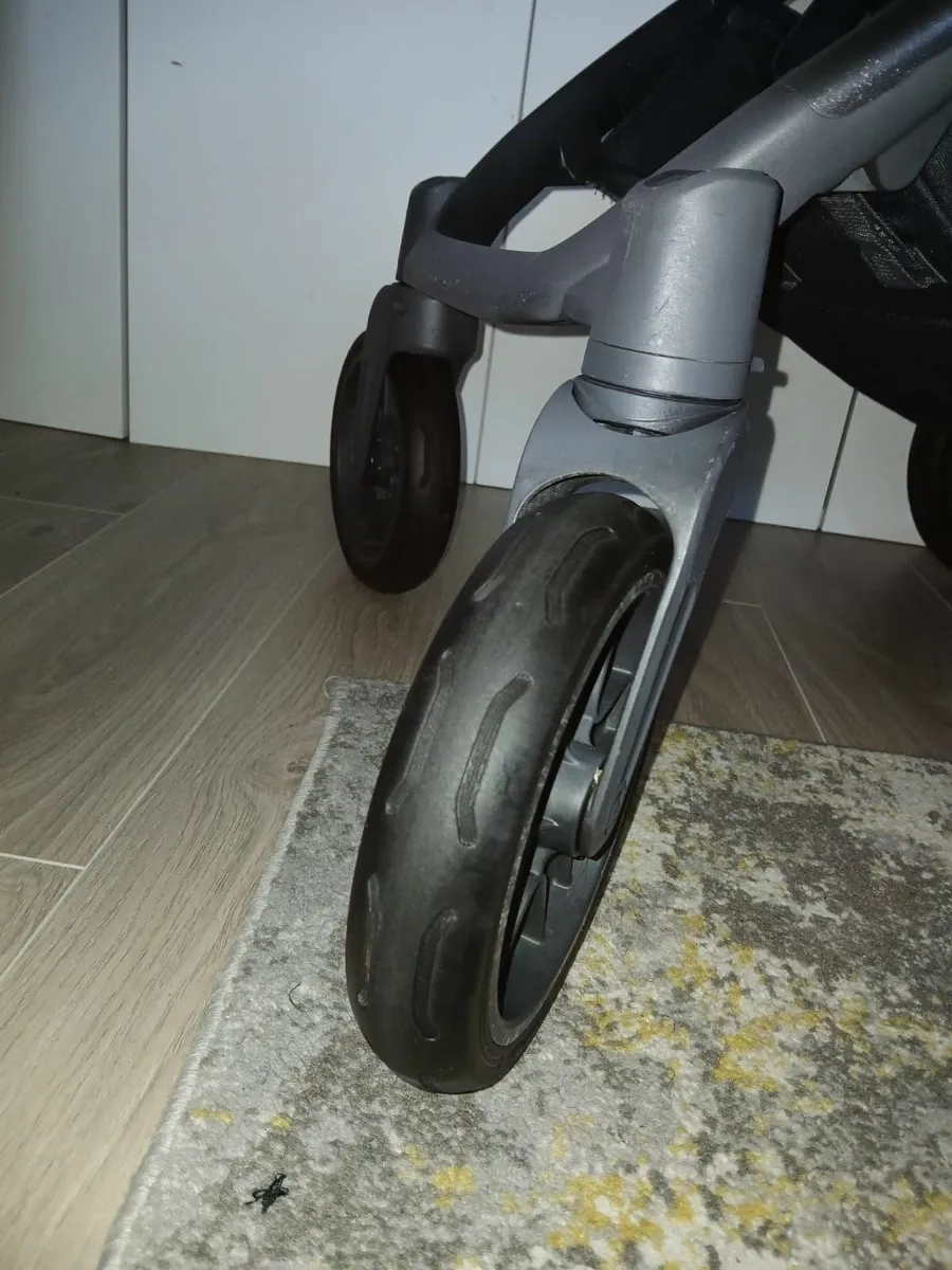 Uppababy Vista V2 with NEW car seat and Isofix - Image 4
