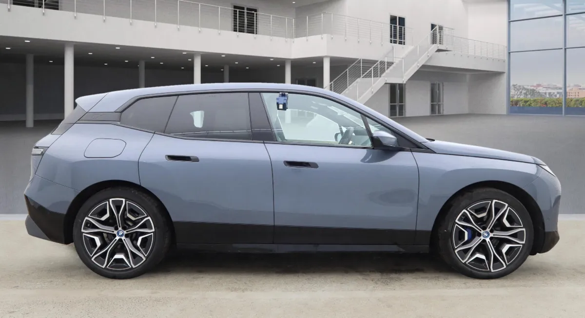 BMW iX 2022 - Image 2