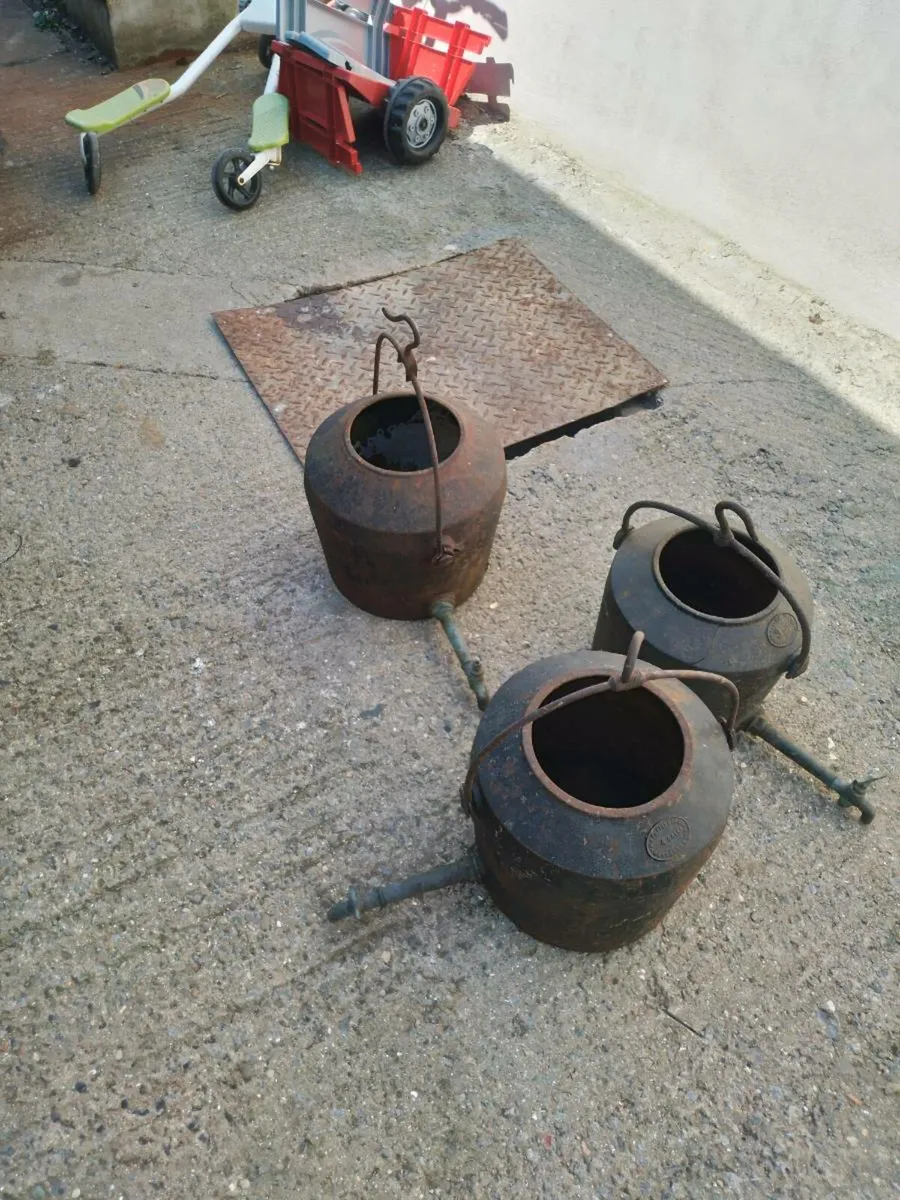 Old pots - Image 3