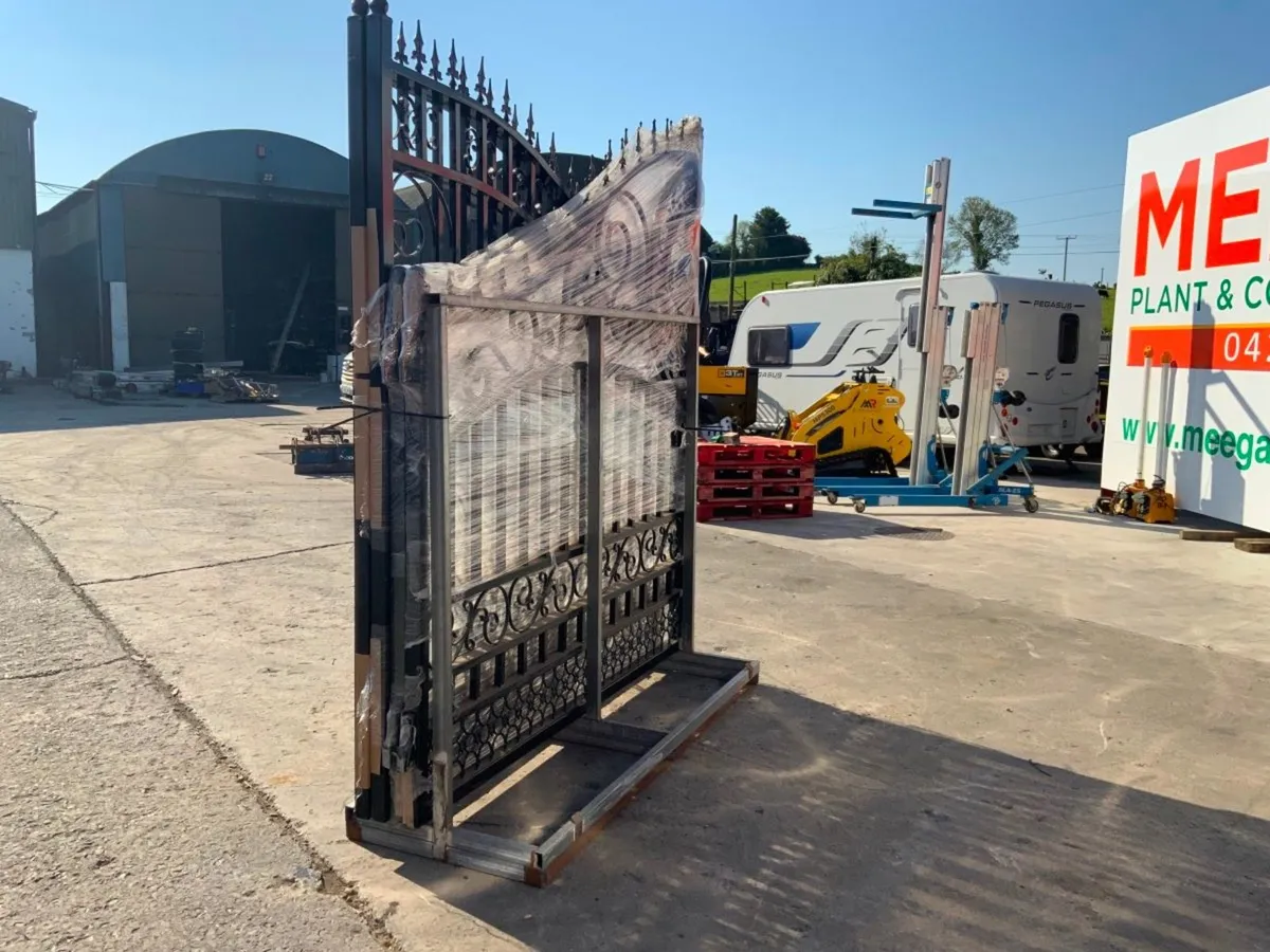 14ft DECORATIVE ENTRANCE / DRIVEWAY GATES. - Image 2