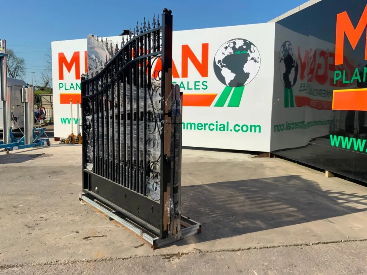14ft DECORATIVE ENTRANCE / DRIVEWAY GATES. - Image 3