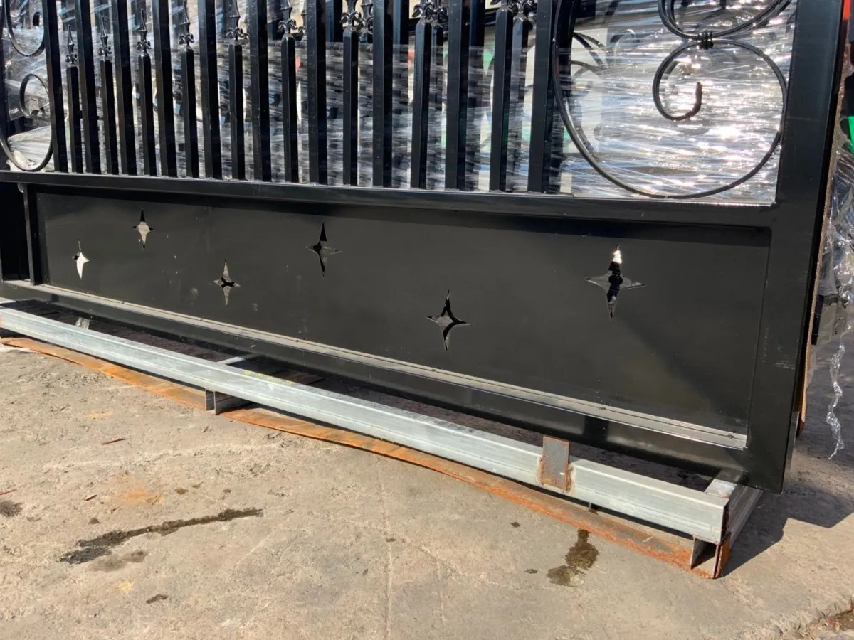 14ft DECORATIVE ENTRANCE / DRIVEWAY GATES. - Image 4