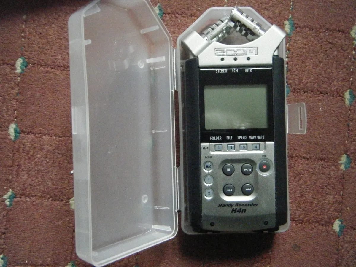 Zoom digital 4 track recorder with guitar effects - Image 3