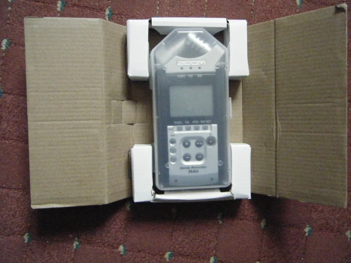 Zoom digital 4 track recorder with guitar effects - Image 4