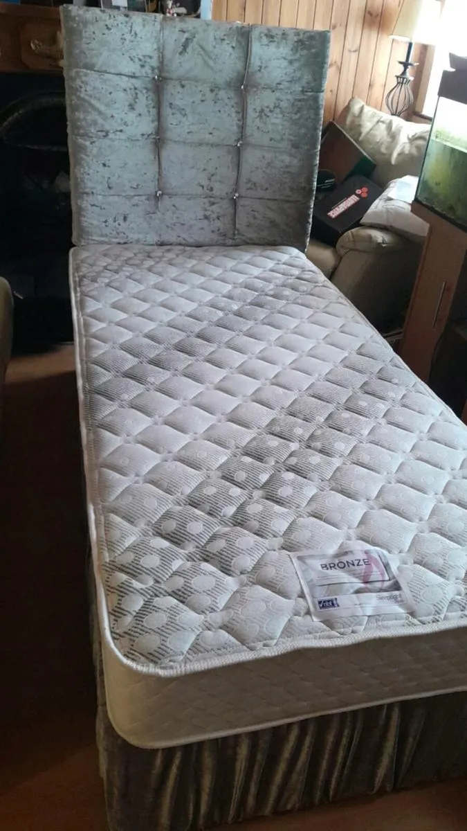 New never used single crushed velvet divan bed - Image 1