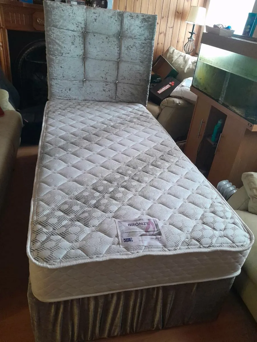 New never used single crushed velvet divan bed - Image 2