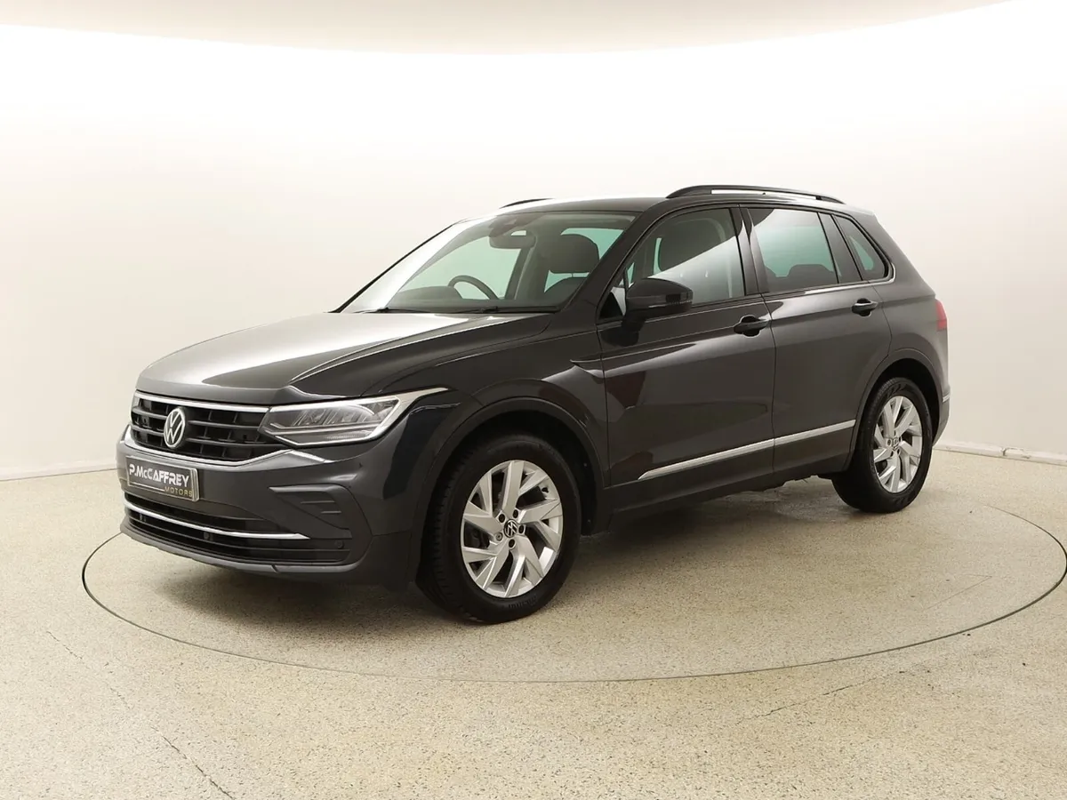 21 VOLKSWAGEN TIGUAN 2.0 TDI LIFE 150 BHP DSG AUTO - Image 3