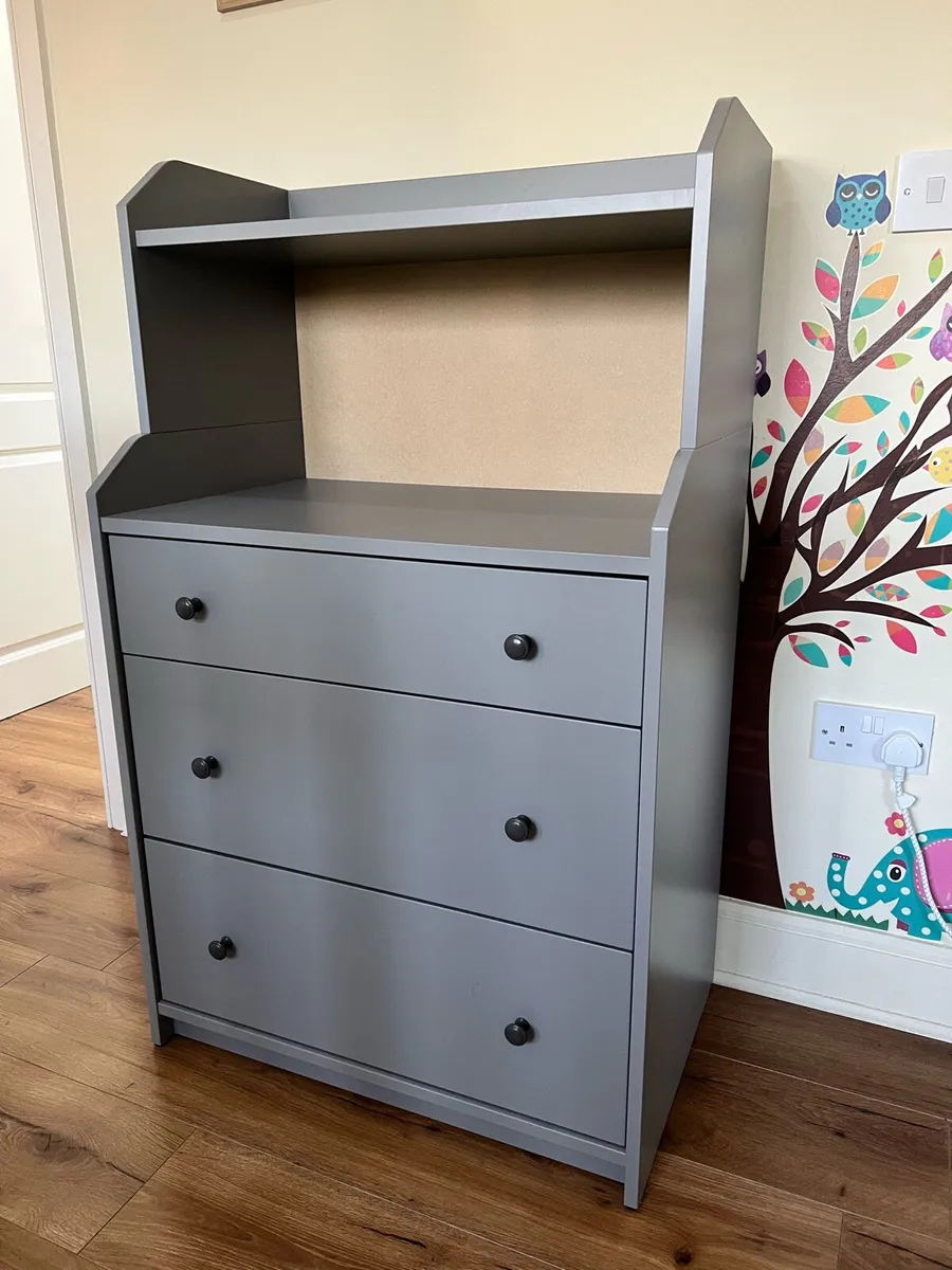 Chest of drawer with shelf
