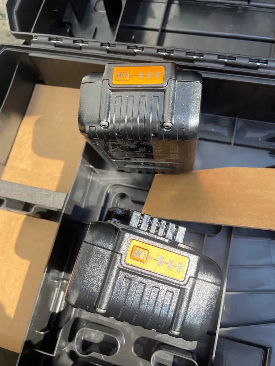 Dewalt 18v 5ah 2024 mclaren batteries x2 new - Image 2