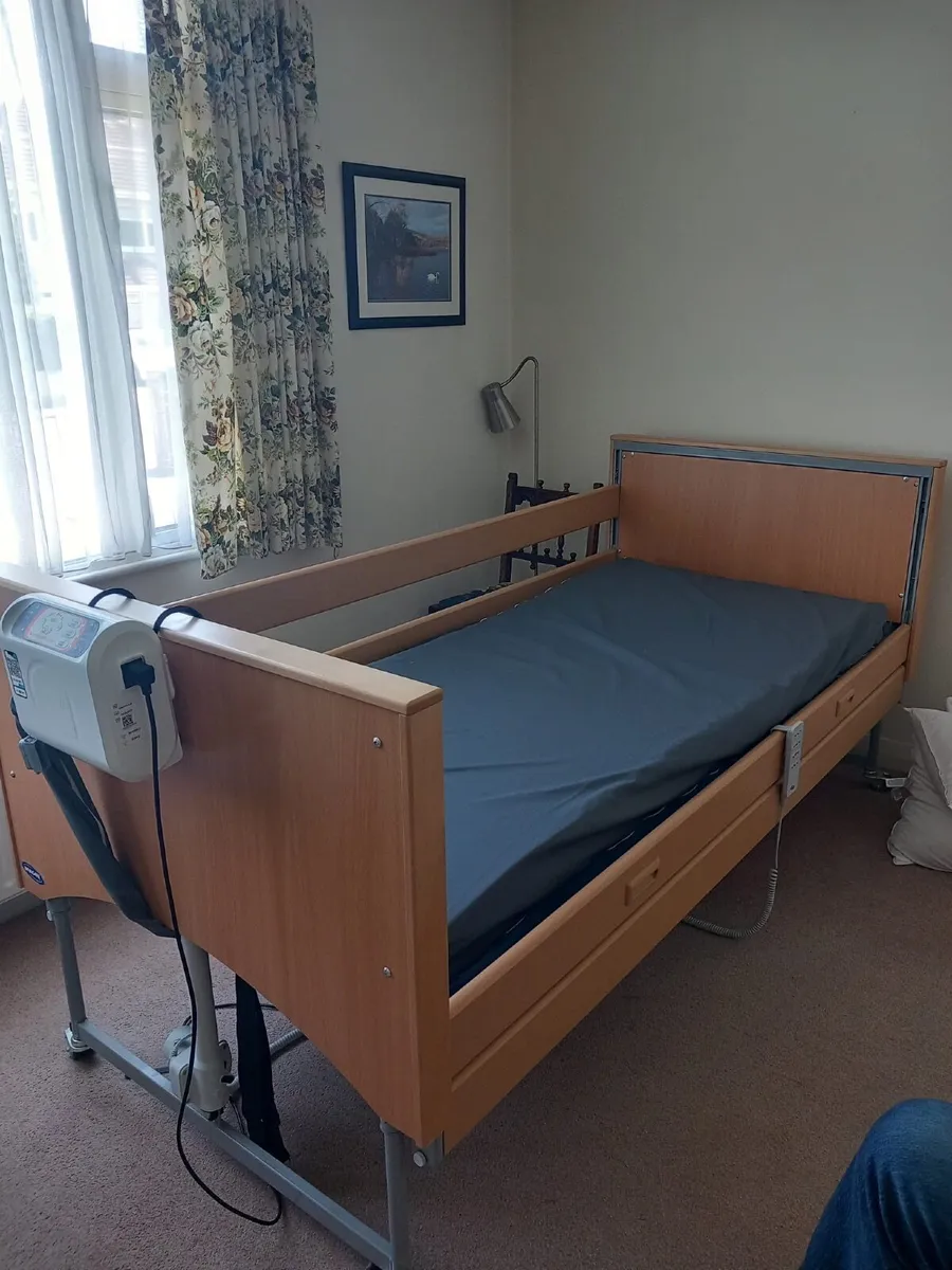 Hospital bed - Image 1