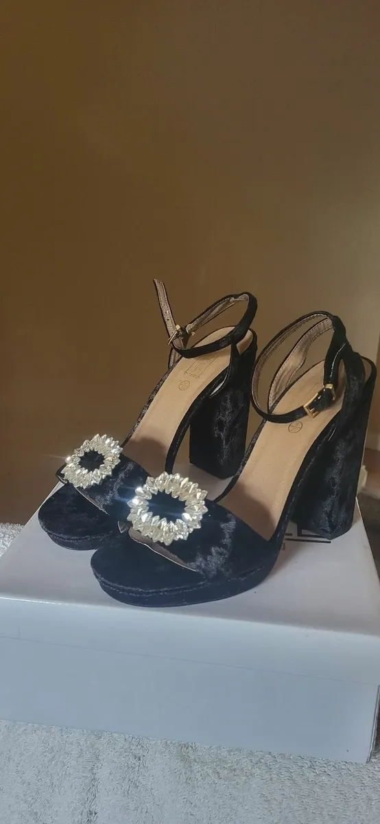 Ladies shoes and boots €20 each or €150 - Image 4