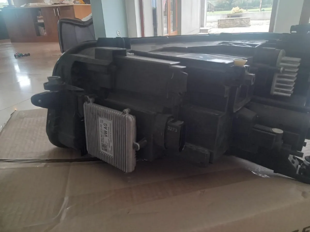VW Tiguan Headlight - Image 3