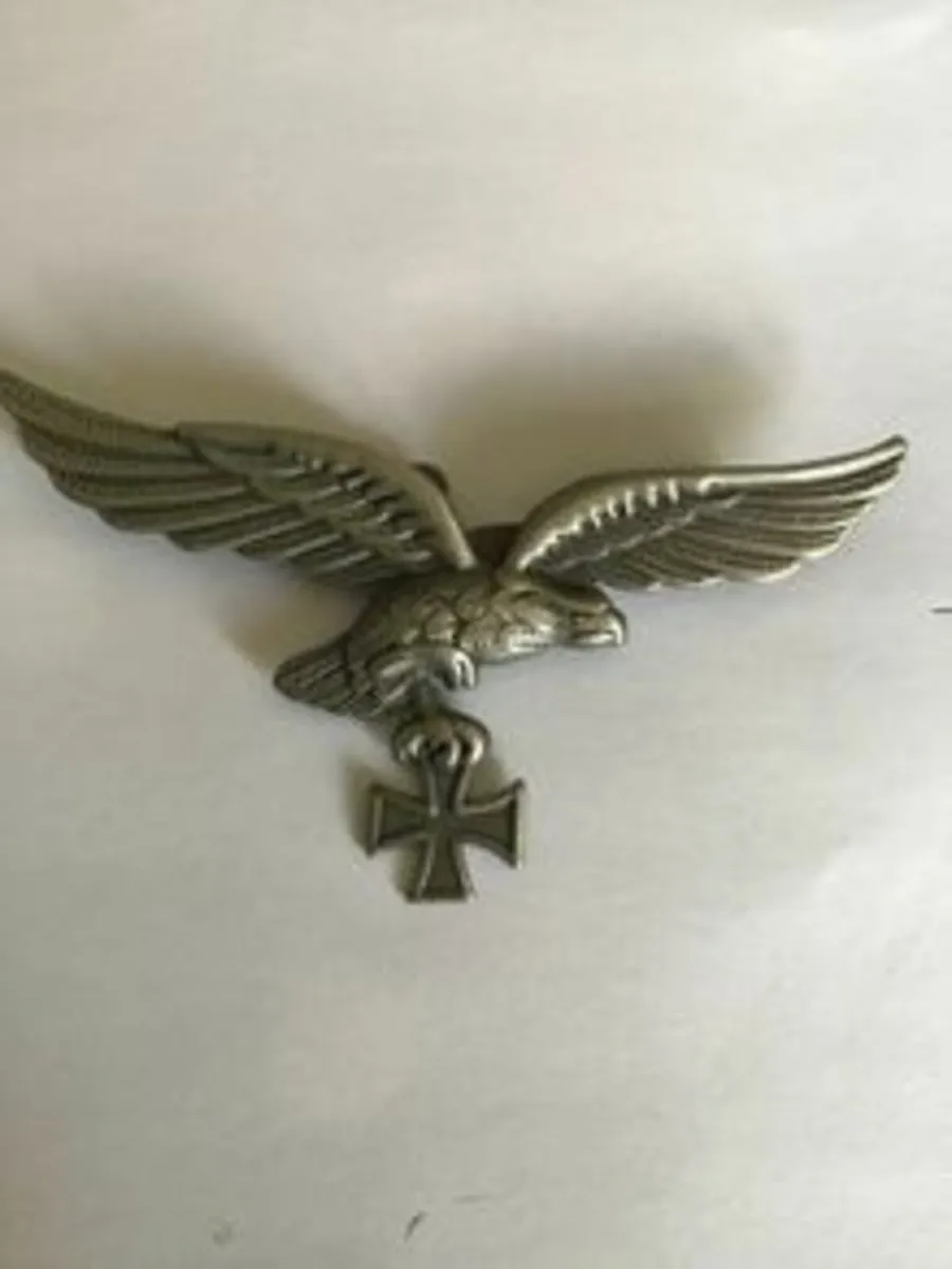 WW2 Memorabilia - German Army Uniform badge