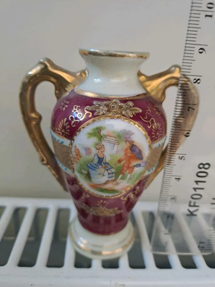 Red and gold Linogs mini vase - Image 2
