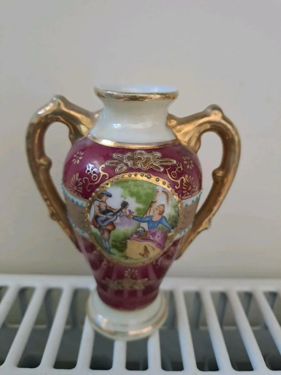 Red and gold Linogs mini vase - Image 4