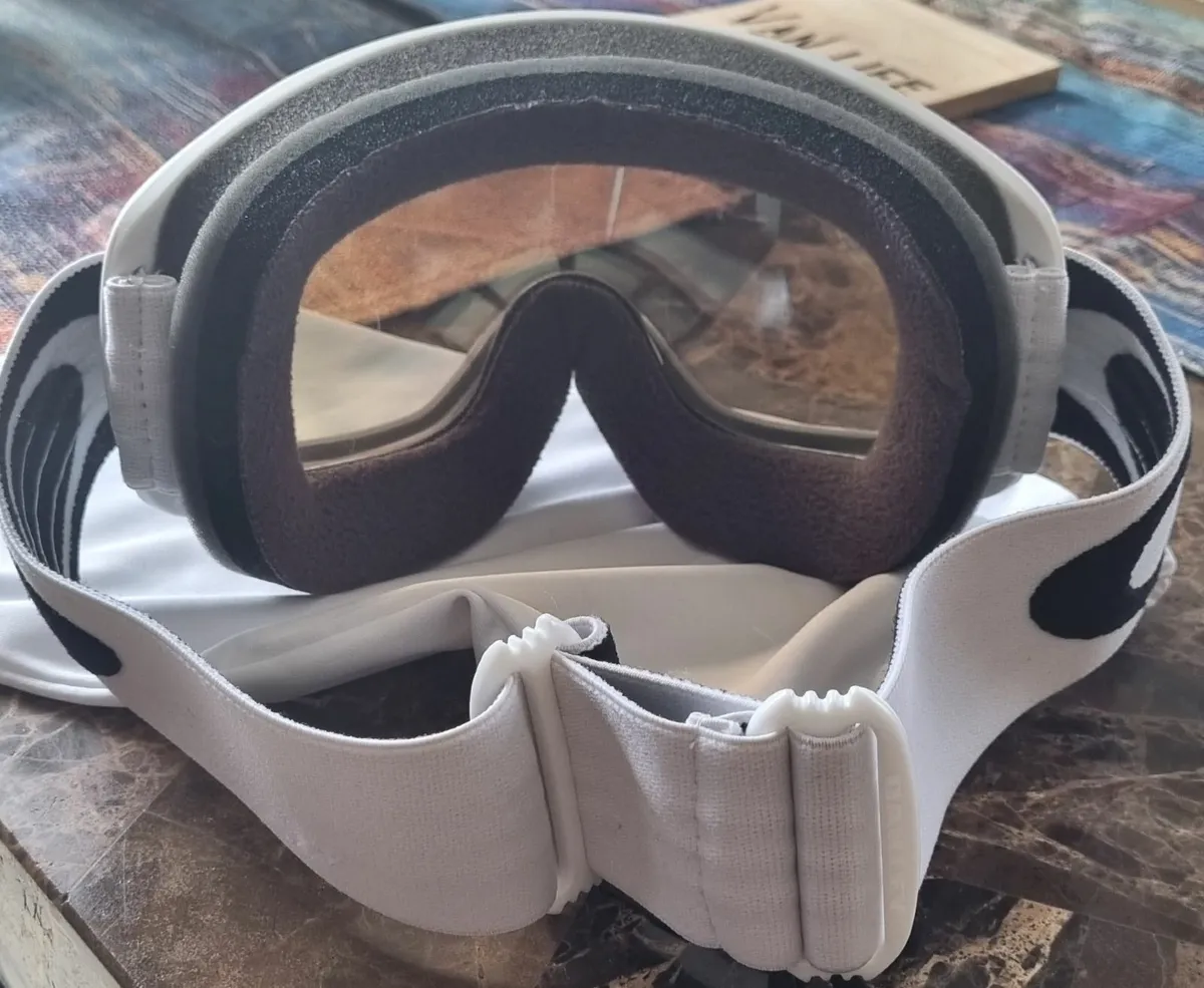Oakley Snow Ski Goggles Glasses  QUICK SALE NEEDED - Image 4