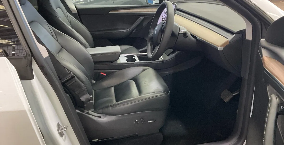 Tesla Model Y 2023 - Image 4