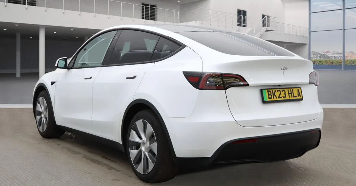 Tesla Model Y 2023 - Image 2